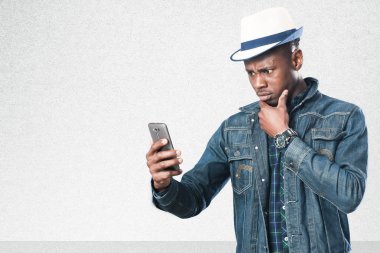 Mutlu yakışıklı iş adamı bir cep telefonu ile gülümseyen