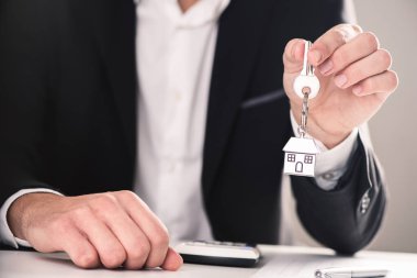 Bir evin anahtarı teslim emlakçı. Yeni ev concept
