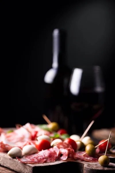 Assortiment Vlees Cherry Mozzarella Kaas Een Houten Snijplank Met Fles — Stockfoto