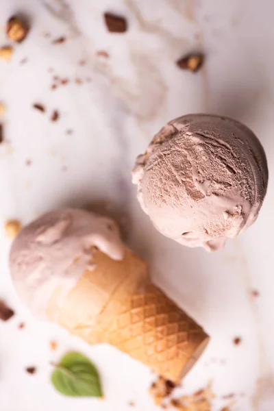 Crème Glacée Chocolat Noisette Sur Cône Gaufre — Photo