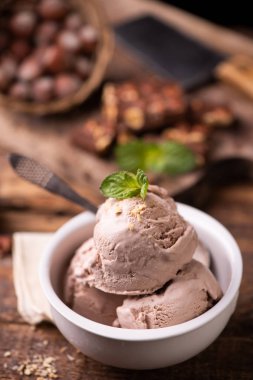 Tahta masada taze fındıklı dondurma. Güzel taze dondurmanın gübresi.