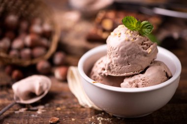 Tahta masada taze fındıklı dondurma. Güzel taze dondurmanın gübresi.