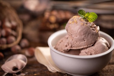 Tahta masada taze fındıklı dondurma. Güzel taze dondurmanın gübresi.