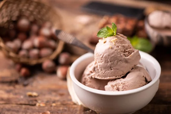 木製のテーブルの上に新鮮なヘーゼルナッツアイスクリーム 美しい新鮮なアイスクリームの構成 — ストック写真