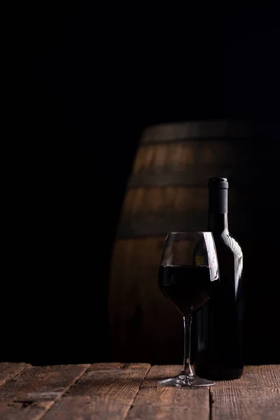 Een Fles Opf Rode Wijn Een Glas Met Vat Achtergrond — Stockfoto