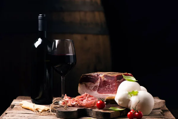 Garrafa Vinho Com Copo Uma Mesa Com Comida Tradicional Italiana — Fotografia de Stock
