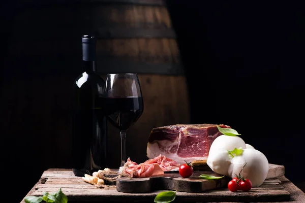 Garrafa Vinho Com Copo Uma Mesa Com Comida Tradicional Italiana — Fotografia de Stock