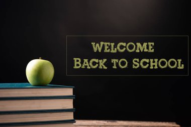 Yeşil elma kitapları okul Merkezi için. Okula geri kavramı