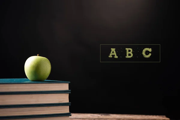Πράσινο Μήλο Στα Βιβλία Ένα Σχολικό Κέντρο Πίσω Στο Σχολείο — Φωτογραφία Αρχείου
