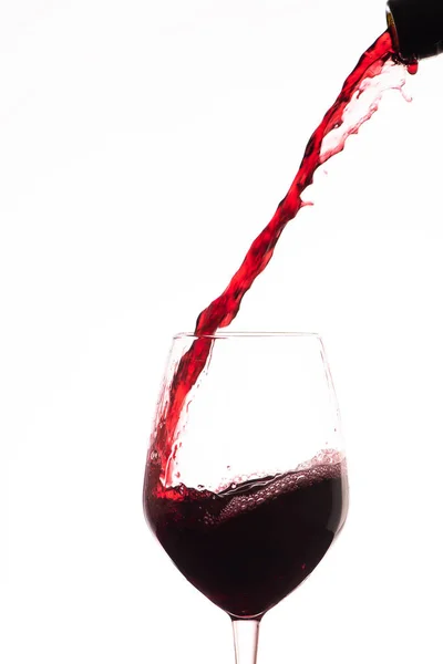 Rött Vin Hälla Ett Glas Vin Vit Bakgrund — Stockfoto