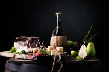 Rustik geleneksel İtalyan yemekleri ile bir tabloda şarap şişesi. Taze tipik İtalyan yaşam tarzı