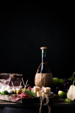 Rustik geleneksel İtalyan yemekleri ile bir tabloda şarap şişesi. Taze tipik İtalyan yaşam tarzı