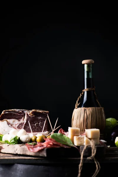 Frasco Vinho Uma Mesa Com Comida Italiana Tradicional Rústica Estilo — Fotografia de Stock