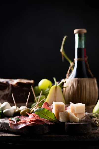 Frasco Vinho Uma Mesa Com Comida Italiana Tradicional Rústica Estilo — Fotografia de Stock