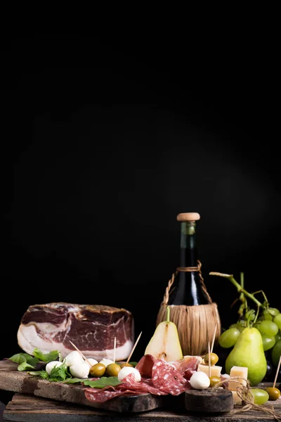 Frasco Vinho Uma Mesa Com Comida Italiana Tradicional Rústica Estilo — Fotografia de Stock