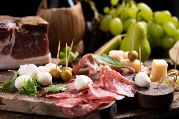 Frasco Vinho Uma Mesa Com Comida Italiana Tradicional Rústica Estilo — Fotografia de Stock