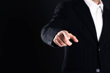 İş adamı işaret parmağı koyu arka plan üzerinde