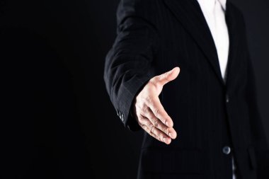 karanlık bir arka plan üzerinde boş el ile işadamı