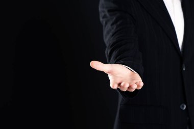 karanlık bir arka plan üzerinde boş el ile işadamı