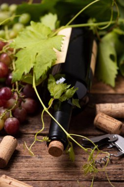 ahşap masa üstünde kırmızı şarap şişe