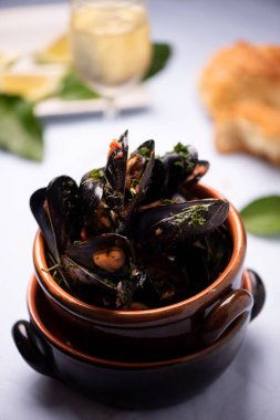 Öğle yemeği için lezzetli moules mariniere bir deniz ürünleri restoranı bir kase 
