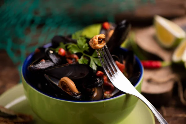 Rebus Kerang Dalam Hidangan Memasak Pada Latar Belakang Kayu — Stok Foto