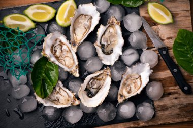 İstiridye taş plaka buz ve limon ile siyah. Görünümünün üst