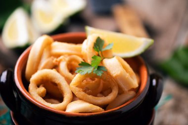 Derin kızarmış kalamar kalamar bir tencere tava servis