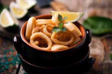 Derin kızarmış kalamar kalamar bir tencere tava servis