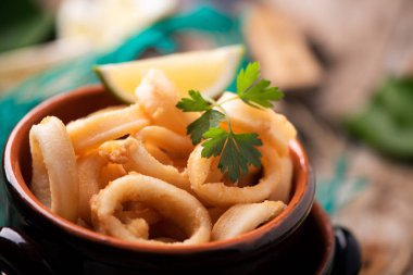 Feesh derin kızarmış kalamar kalamar bir plaka üzerinde