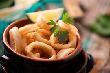 Feesh derin kızarmış kalamar kalamar bir plaka üzerinde