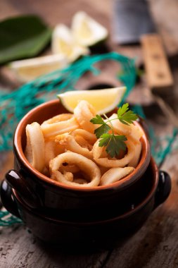 Feesh derin kızarmış kalamar kalamar bir plaka üzerinde