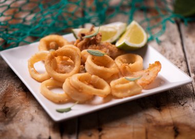 Altın Kızarmış kalamar kalamar sreved bir plaka üzerinde