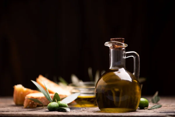 橄榄油 面包放在木桌上 仿古葡萄酒组合 — 图库照片