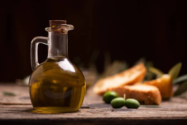 橄榄油 面包放在木桌上 仿古葡萄酒组合 — 图库照片