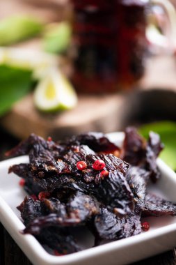 Sığır sarsıntılı bir meşrubat ahşap zemin üzerine