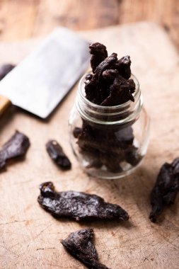 Ahşap arka plan üzerinde kurutulmuş et 