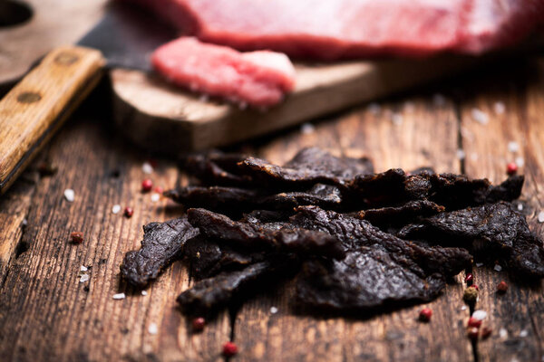 Говядина вяленая на деревянном фоне
 