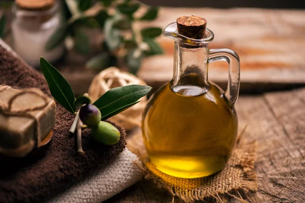 天然水疗用橄榄油酒吧肥皂和毛巾 — 图库照片