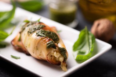 Fesleğen sos üzerinde kızarmış kalamar