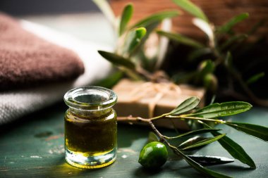 Zeytinyağlı Sabun ve havlu onn yeşil ahşap vinatge tablo bar doğal spa