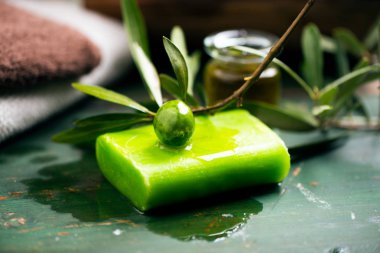 Zeytinyağlı Sabun ve havlu onn yeşil ahşap vinatge tablo bar doğal spa