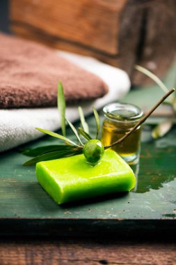 Zeytinyağlı Sabun ve havlu onn yeşil ahşap vinatge tablo bar doğal spa