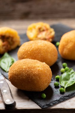 arancini di riso, kızarmış risotto pirinç topları, İtalyan Sicilyalı yiyecek bir plaka üzerinde selction