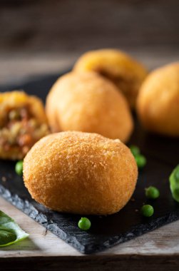 arancini di riso, kızarmış risotto pirinç topları, İtalyan Sicilyalı yiyecek bir plaka üzerinde selction