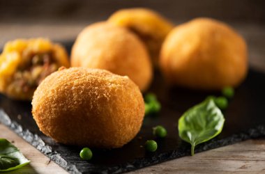 arancini di riso, kızarmış risotto pirinç topları, İtalyan Sicilyalı yiyecek bir plaka üzerinde selction