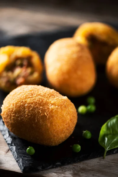 arancini di riso, kızarmış risotto pirinç topları, İtalyan Sicilyalı yiyecek bir plaka üzerinde selction