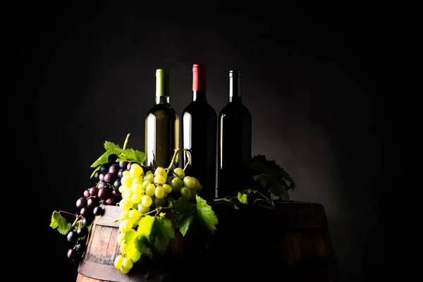Mischungen Aus Flasche Und Wein Fass Mit Trauben — Stockfoto