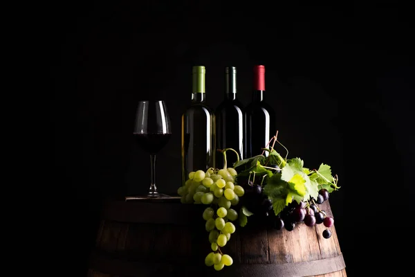 Mischungen Aus Flasche Und Wein Fass Mit Trauben — Stockfoto