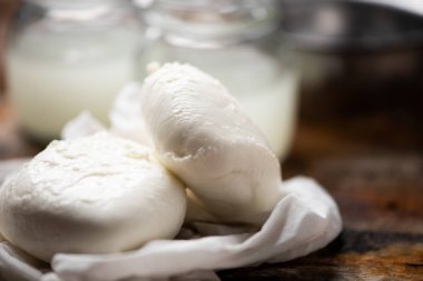Ahşap arka plan beyaz kumaş üzerine taze mozzarella peyniri